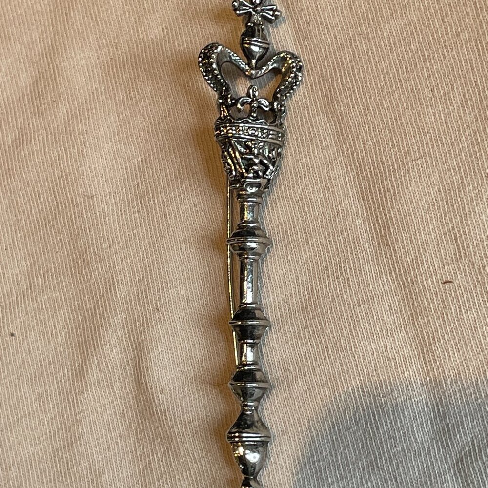 Silvertone Brooch/kilt pin of Crown and sceptre